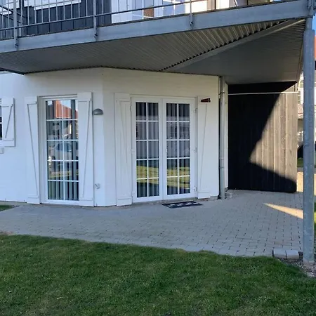 Taet Pa Strand, Marina Og Bogenses Hyggelige Gagade *